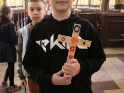 Dzieci ze swoimi ręcznie robionymi krzyżami, 18.04.2025